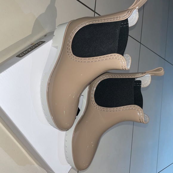 BRAND NEW CHELSEA BEIGE GLOSSY RAIN BOOTS - Picture 5 of 6